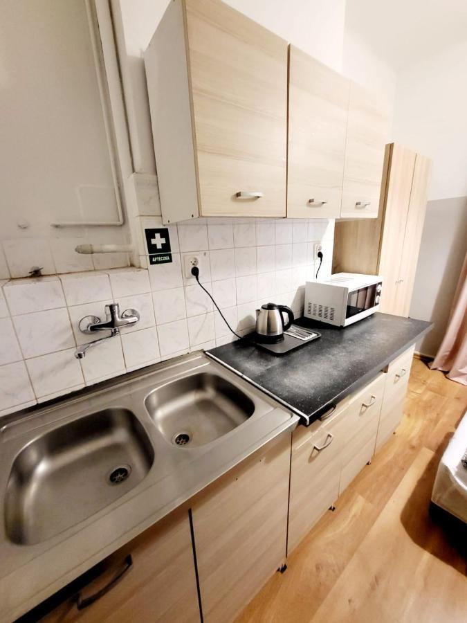 Hostel Tanie Spanie Wilda - Zameldowanie Bezobslugowe - *